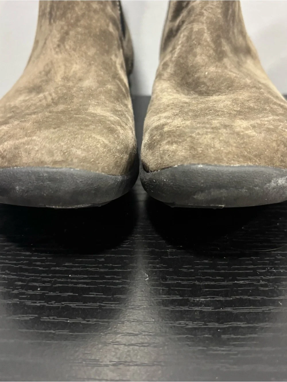 Women's Suede Chelsea Booties in Olive Taupe Clark’s wave leather sz 7